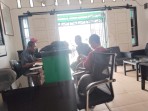 Komsos dengan Warga, Babinsa Ingatkan Pentingnya Faktor Keamanan Saat Bekerja