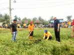 Tak Hanya Instruksi, Wabup Muzamil Turun Langsung Bersihkan Kantor Dinas Perpustakaan