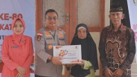 Kado Hari Bhayangkara, Polres Meranti Bedah Rumah Warakawuri