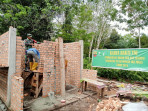 Selesai Dinding, Pembangunan MCK di Desa Tanjung Tahap Pembuatan Pintu
