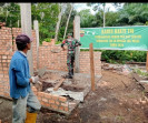 Pembangunan MCK di Desa Tanjung, Serda Muslim Bantu Pasang Bata dan Plester Dinding