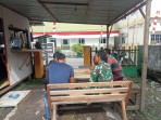 Komsos dengan Warga Selatpanjang, Babinsa Ajak Jaga Kebersihan dan Ketentraman