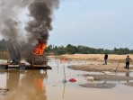 Polsek Cerenti Musnahkan 31 Rakit PETI di Sungai Kuantan