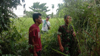 Serka Anton Harianja Bersama Kadus di Desa Telesung Patroli Cegah Karlahut
