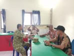 Babinsa Ajak Masyarakat dan Staf Desa Sialang Pasung Jaga Keamanan serta Kebersihan Lingkungan