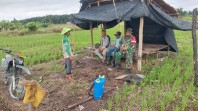 Babinsa Koramil 02/Tebing Tinggi Ajak Petani Penyagun Jaga Keamanan dan Kebersihan Lingkungan