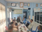Komsos dengan Warga Banglas, Babinsa Tekankan Kebersihan dan Keamanan Lingkungan