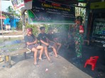 Lewat Komsos, Babinsa Ajak Warga Mekarbaru Peduli Kebersihan Lingkungan