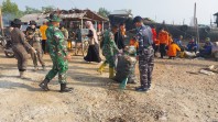 TNI Bersama Forkopimcam dan Masyarakat Bersihkan Pantai Dorak