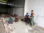 Komsos di Desa Insit, Babinsa Ajak Warga Bersihkan Lingkungan Secara Rutin