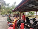 Babinsa Koramil 02 Tebing Tinggi Komsos di Desa Sendaur, Ajak Warga Jaga Keamanan dan Kebersihan