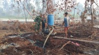 Komsos di Gemala Sari, Babinsa Ajak Warga Jaga Kerukunan dan Cegah Karhutla