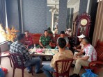 Melalui Komsos, Babinsa Ajak Warga Selatpanjang Kota Jaga Lingkungan Tetap Kondusif