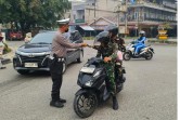 Antisipasi Dampak Asap Karhutla, Satlantas Siak dan Puskesmas Bagikan Masker di Bundaran Kwalian