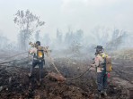 Brimob Polda Riau Gunakan Breathing Apparatus Tembus Asap Karhutla di Kampar
