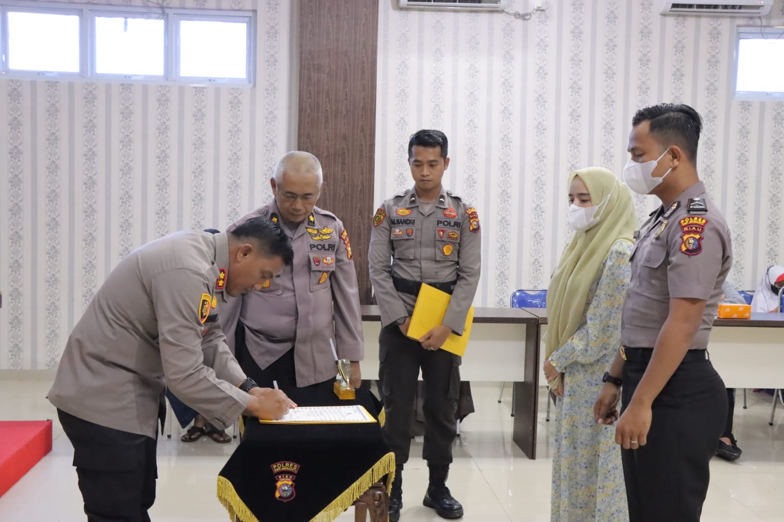 Foto polisi mendapatkan penjelasan mengenai sidang BP4R