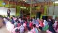 Bhabinkamtibmas Ini Ikut Ajarkan Siswa Madrasah Bahasa Indonesia dan Inggris