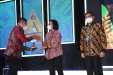 Bupati Meranti Terima Penghargaan dari Menteri Sri Mulyani