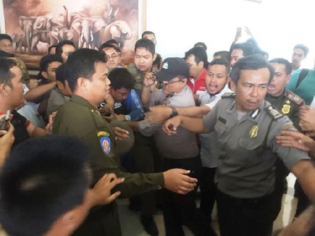 Pelaku Curanmor Babak Belur Dihajar di Kantor Gubernur Riau