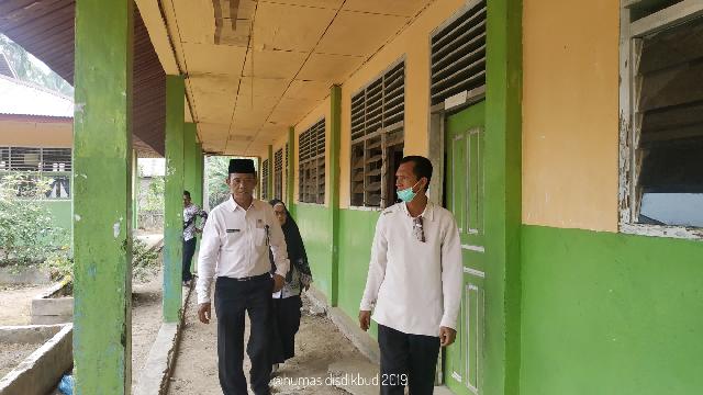 Pihak Disdikbud saat melihat kondisi sekolah